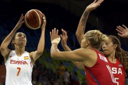 Alba Torrens lanza a canasta ante Delle Donne y Griner durante el partido España-Estados Unidos.-SHANNON STAPLETON / REUTERS