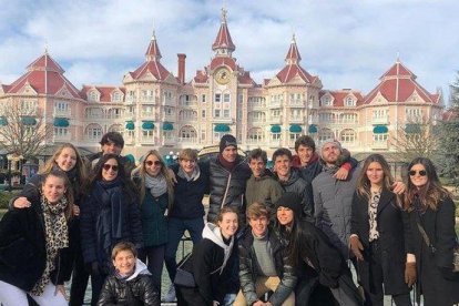 Rafa Nadal y su mujer, Mery Perelló, posan con su familia en el emblemático castillo de la ’Bella Durmiente’.-INSTAGRAM