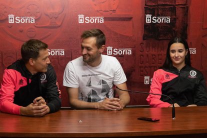 Álvaro Hernández, Manu Salvador y Vera Arlegui, ayer, durante la presentación de las fases de ascenso. HDS