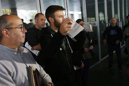 El alcalde accidental de Badalona, Oriol Lladó (i), y el tercer teniente de alcalde, Josep Téllez, rompen la resolución judicial.-EFE