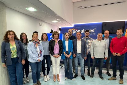 Dolors Montserrat junto a los populares sorianos en la sede del partido. HDS