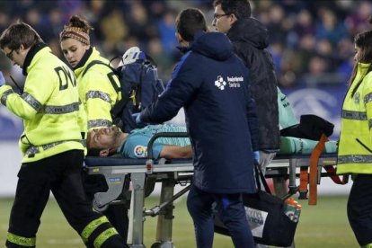 Sergio Busquets sufrió un esguince tras la entrada de Escalante en el partido contra el Eibar.-EFE / JUAN HERRERO