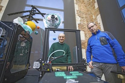 Jordi Rovira y Cipriano Santidrián en la antigua estación de Burgos con un sistema de impresión 3D. TOMÁS ALONSO