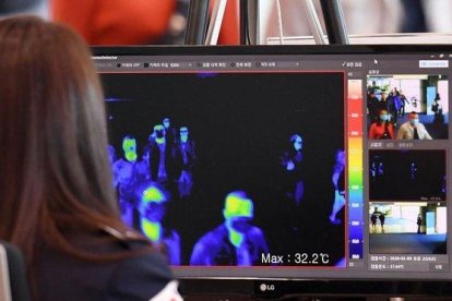 Una vigilante de seguridad de un aeropuerto de Corea del Sur mira por un monitor las imágenes de una cámara térmica para localizar posibles infectados del nuevo virus detectado en China.-EFE