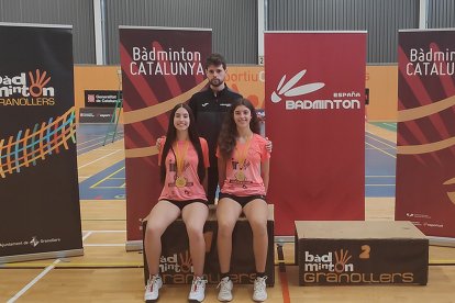 Carmen Carro e Irene Gárate junto a su técnico Carlos Palero en el pódium del Máster Nacional Sub15 de Granollers.