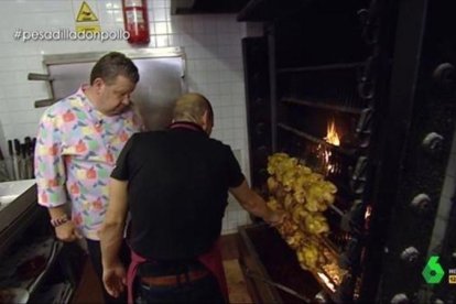 Alberto Chicote, en un caótico asador de pollos de Mataró.-