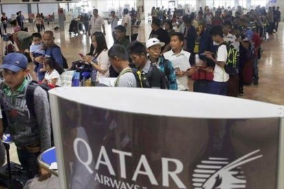 Trabajadores filipinos, a la espera de poder viajar a Qatar.-AP / BULLIT MARQUEZ