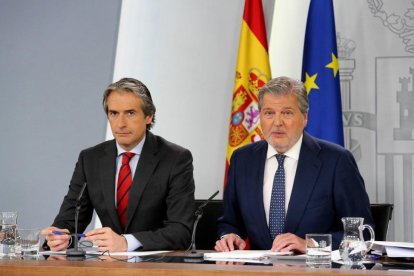 El ministro de Fomento, Íñigo de la Serna, y el ministro portavoz, Íñigo Méndez de Vigo, tras la reunión del Consejo de Ministros.-JUAN MANUEL PRATS