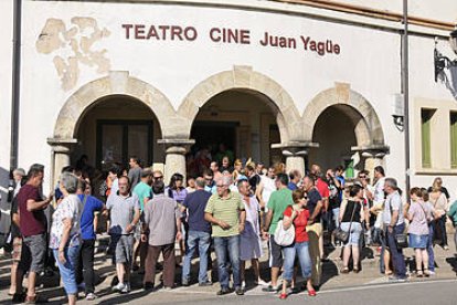 Los trabajadores de Puertas Norma ayer a la salida de la asamblea convocada por CC-