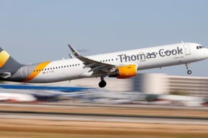 Un avión de Thomas Cook despega del aeropuerto de Mallorca.-PAUL HANNA