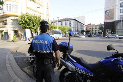 Un policía municipal realiza su trabajo en la céntrica plaza de Mariano Granados. / VALENTÍN GUISANDE-