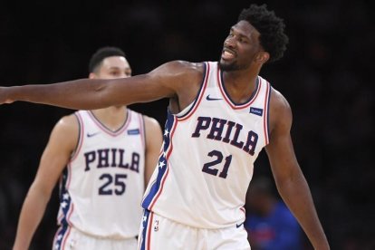 Joel Embiid celebrando una de sus canastas ante Los Lakers-/ MARK J TERRILL