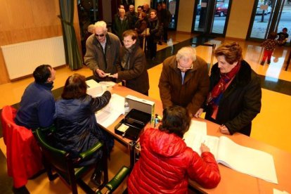 Ayer se formaron colas en el centro social para cobrar el premio-A. M.