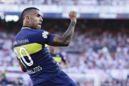 Tévez celebra uno de sus goles en el Monumental de River.-AP / NATACHA PISARENKO