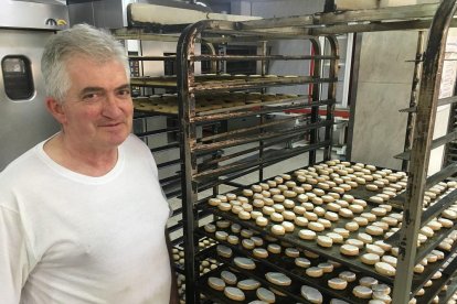 Jesús García muestra un lote de mantecados recién salidos del horno que elabora en dos formatos.-- H. M. P.