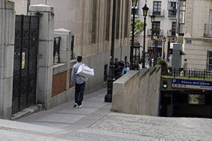 Entrada al parking del Olivo que gestiona la empresa Interparking. / ÁLVARO MARTÍNEZ-