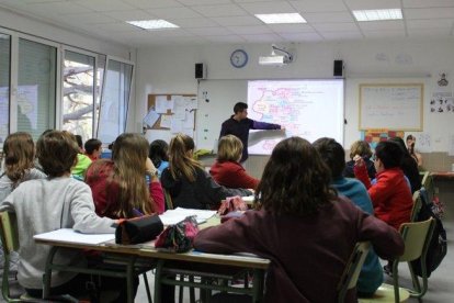 Un profesor impartiendo clase en una imagen de archivo previa a la pandemia. HDS