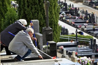 Visitas, ayer, en el cementerio.-Mario Tejedor