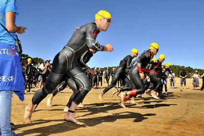 El Triatlón Malvasía contó con más de 150 participantes. / DIEGO MAYOR-