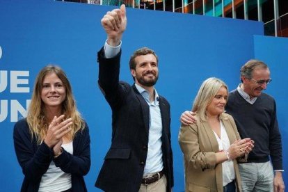 De izquierda a derecha, Beatriz Fanjul, Pablo Casado, Mari Mar Blanco y Alfonso Alonso, en Vitoria, el 1 de noviembre, en un mitin de campaña de las generales.-