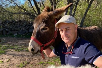 Patricio Arribas Arribas, con un burro.-HDS