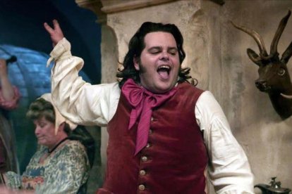 El actor Josh Gad, en el papel del personaje gay de LeFou.-