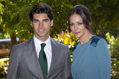 Cayetano Rivera y Eva González, en la boda de la duquesa de Alba con Alfonso Díez, en el 2011.-EFE / JULIO MUÑOZ