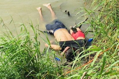 Imagen del padre y su hijo, inmigrantes ahogados en el río Bravo, México.-AP