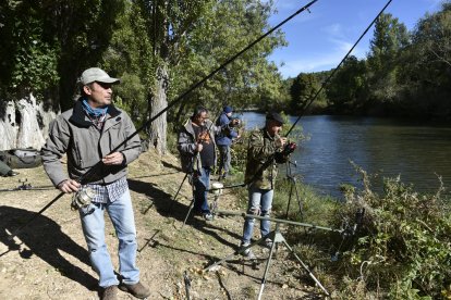 Los pescadores saldrán hoy a los cauces de la provincia. V. GUISANDE