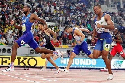 Noah Lyles cruza la línea de meta en primer lugar en la final de los 200 metros, el primer gran título de su carrera.-EFE / VALDRIN XHEMAJ