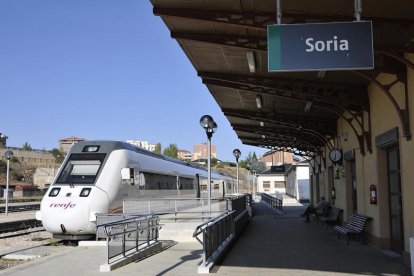 El tren en la estación de El Cañuelo.-VALENTIN GUISANDE