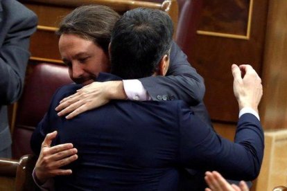 Pablo Iglesias y Pedro Sánchez.-