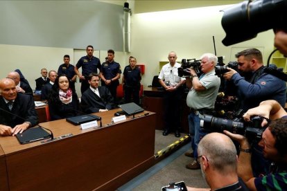 Beate Zschaepe, junto a sus abogados, antes de escuchar la sentencia a cadena perpetua.-AFP / MICHAELA REHLE