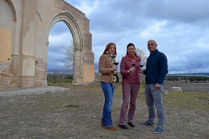 eresa Moneo, entre Paloma Cendón, y Álvaro Bernardo, junto al arco de la Capilla Fonseca, en La Mejorada de Olmedo.-ARGI