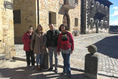 El padre de familia en el centro junto a los responsables de Arraigo-HDS