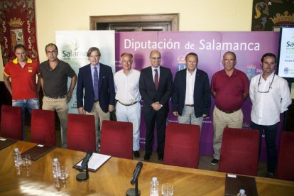 El presidente de la Diputación, Javier Iglesias, junto a los criadores de vacuno participantes en Salamaq 2016 (I a D) Arturo Varas, Alberto Martín, Pedro José Domeq, José Luis Urquijo, Ramón Hernández, Agustín García y Emilio Ortega.-ICAL