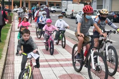 Los niños acuden al cole en sus bicis. MARIO TEJEDOR