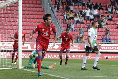 Escassi celebra el gol de la victoria, ayer, ante el Extremadura.-MARIO TEJEDOR