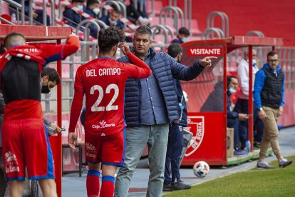 Álex Huerta dando instrucciones a Del Campo. MARIO TEJEDOR