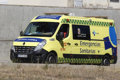 Ambulancia del Sacyl en una imagen de archivo . MARIO TEJEDOR