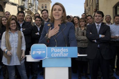 María Dolores de Cospedal flanqueada por María del Mar Angulo y Alfonso Fernández Mañueco en el acto de la plaza del Rosel. / ÚRSULA SIERRA-