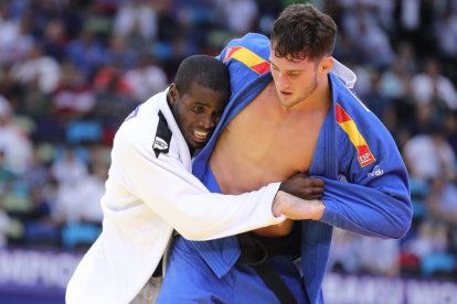 El español Sherazadishvili, en la final contra el cubano Silva, en la que conquistó el oro.-EFE