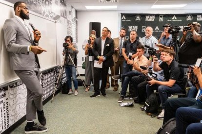 LeBron James atiende a la prensa en una de las aulas de la escuela que inauguró, el pasado lunes, en Akron, su pueblo natal-AFP/ JASON MILLER