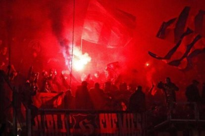 Bengalas en la zona donde se ubicaban los Boixos Nois en el estadio del Olympique de Lyon.-EFE / GUILLAUME HORCAJUELO