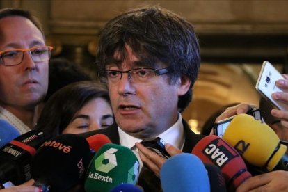 Puigdemont atiende a los medios de comunicación, este viernes.-PERIODICO (ACN / POL SOLÀ)