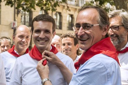 Casado, esta mañana, junto al exalcalde de Vitoria Alfonso Alonso-DAVID AGUILAR