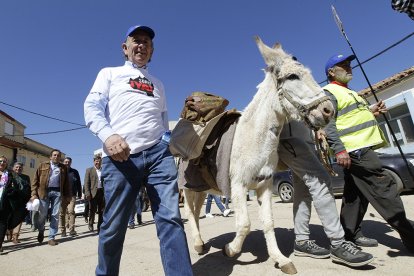 Raimundo Martínez saliendo de Torrubia con la burra Margarita hace dos años - LUIS ÁNGEL TEJEDOR