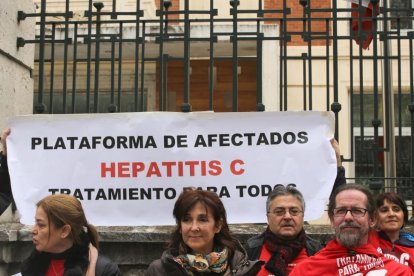 Concentración de la Plataforma de Afectados por la Hepatitis frente a la Consejería de Sanidad-ICAL