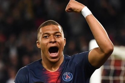 Kylian Mbappé celebra su tercer gol, anoche, ante el Mónaco.-AFP / ANNE-CHRISTIEN POUJOULAT