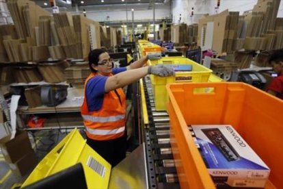 Centro logístico de Amazon en San Fernando de Henares.-JUAN MANUEL PRATS